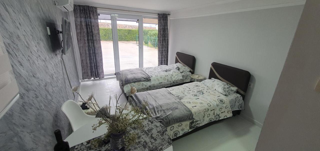 Cozzy Apartment Near The Aiport พอดโกริกา ภายนอก รูปภาพ